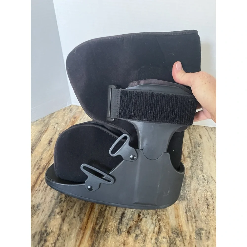 United Ortho Short Air Cam Walker Fracture Boot, Fits Left or Right, Small Black